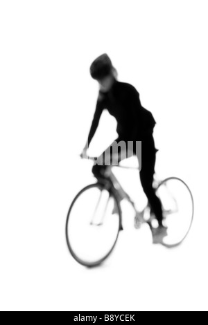 Silhouette einer Frau mit dem Fahrrad. Stockfoto