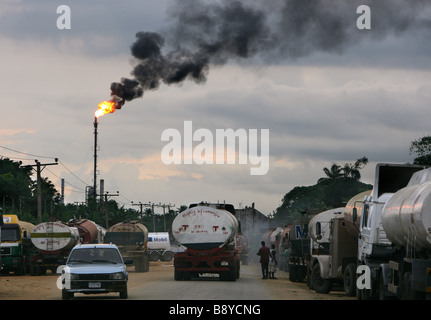 Nigeria: Tanker warten in einer Raffinerie der Firma SHELL in der Nähe von Port Harcourt Stockfoto