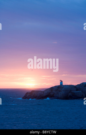 Ein Leuchtturm bei Sonnenuntergang Smogen Bohuslan Schweden. Stockfoto
