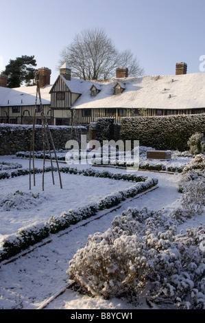 Ein Blick auf den Garten mit den elisabethanischen Hütten am Ightham Mote eine C14th sogar Manor House in Kent unter ein Abstauben des Schnees Stockfoto