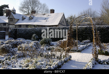 Ein Blick auf den Garten mit den elisabethanischen Hütten am Ightham Mote eine C14th sogar Manor House in Kent unter ein Abstauben des Schnees Stockfoto