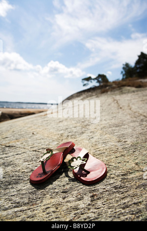 Sandalen auf einer Klippe in den Schären Schweden. Stockfoto