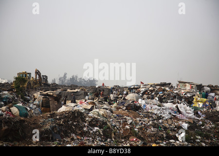 Blick auf Olusosum-Deponie, wo unzählige Menschen versuchen, ihren Lebensunterhalt sammeln Müll für das recycling. Stockfoto