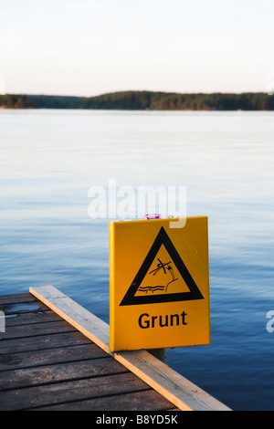 Ein Warnschild auf einem Steg Schweden. Stockfoto