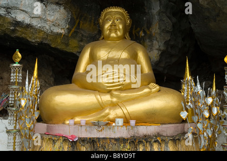 Buddha Bild in der Höhle des Wat Tham Phu Si auf Mount Phousi, Luang Prabang, Laos. Stockfoto