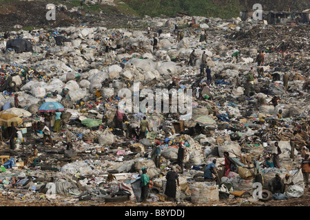 Blick auf Olusosum-Deponie, wo unzählige Menschen versuchen, ihren Lebensunterhalt sammeln Müll für das recycling. Stockfoto