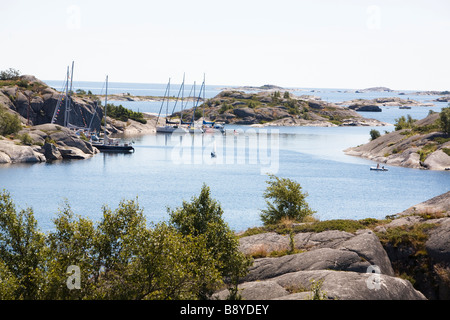 Segelboote in den Stockholmer Schären in Schweden. Stockfoto