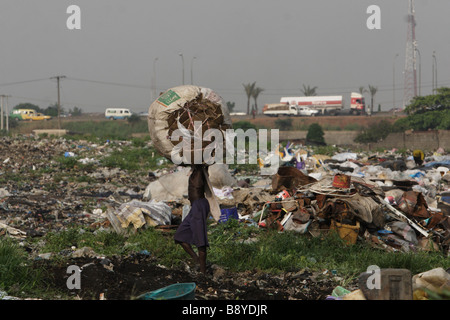 Blick auf Olusosum-Deponie, wo unzählige Menschen versuchen, ihren Lebensunterhalt sammeln Müll für das recycling. Stockfoto