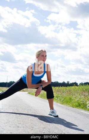 Eine Frau tut, stretching Übungen Schweden.