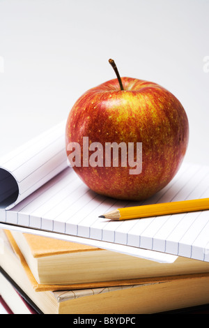 Ein roter Apfel und Bücher Nahaufnahme. Stockfoto