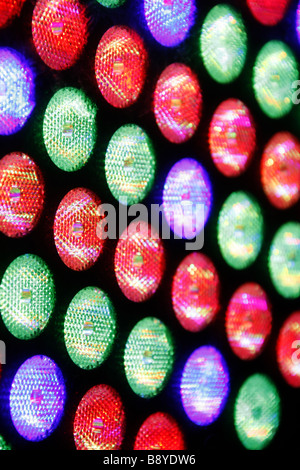abstrakte Reihe von vielen bunten blinkenden bunten Lichterketten Panel in Diskothek Stockfoto
