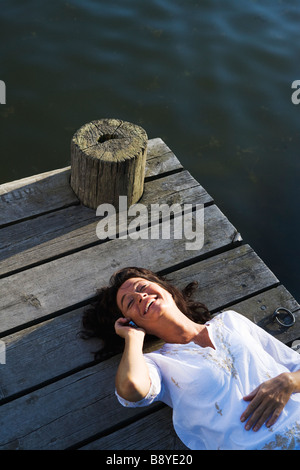 Eine Frau auf einem Steg ein See Schwedens. Stockfoto