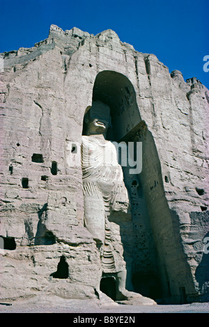 Der größere der beiden riesigen Buddhas von Bamiyan, Afghanistan (erbaut 554), wurde 1974 vor seiner Zerstörung durch die Taliban 2001 gesehen Stockfoto