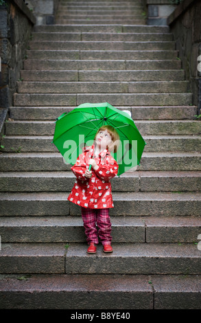 Ein Mädchen mit einem grünen Dach Schweden. Stockfoto