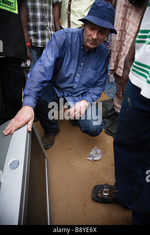 Eric Albertsen von Greenpeace prüft die TV er gerade gekauft hat, der Fernseher war aus dem Vereinigten Königreich elektronisch verfolgt Stockfoto