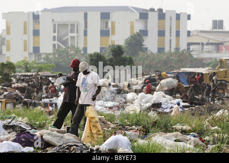 Blick auf Olusosum-Deponie, wo unzählige Menschen versuchen, ihren Lebensunterhalt sammeln Müll für das recycling. Stockfoto