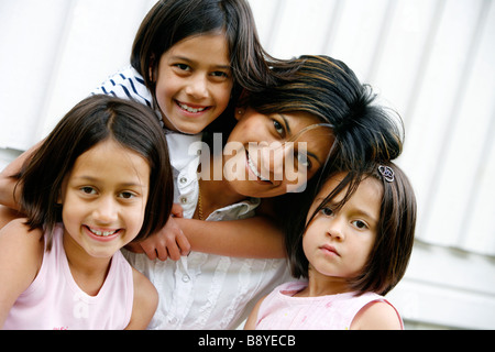 Eine Mutter mit drei Töchtern. Stockfoto