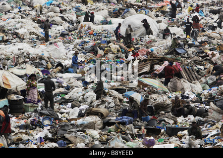 Blick auf Olusosum-Deponie, wo unzählige Menschen versuchen, ihren Lebensunterhalt sammeln Müll für das recycling. Stockfoto