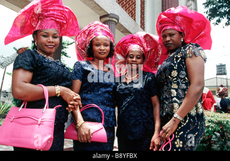 Nigeria: Frau von der reichen Oberschicht tragen traditionelle Kopfbedeckungen bei einer Hochzeit in Port Harcourt Stockfoto