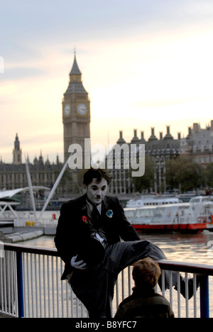 Charlie Chaplin Straßenmusikant an der Themse, London Stockfoto