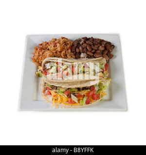 Traditionellen Stil Tacos Bohnen und Reis auf einem modernen weißen Teller Stockfoto