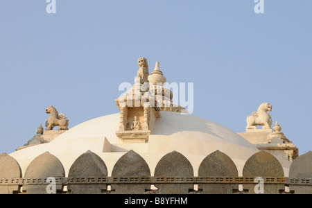 Vier Löwen aus Marmor auf dem gewölbten Dach des Chaumukha-Tempel, der Haupttempel in den Komplex der Jain-Tempel von Ranakpur. Stockfoto