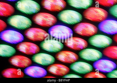 abstrakte Reihe von vielen bunten blinkenden bunten Lichterketten Panel in Diskothek Stockfoto