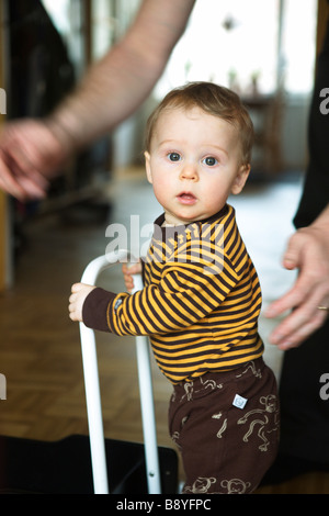 Ein junge Schweden laufen lernen. Stockfoto