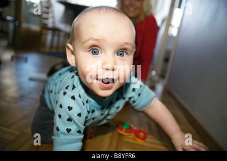 Ein Mädchen auf dem Boden Schweden kriechen. Stockfoto