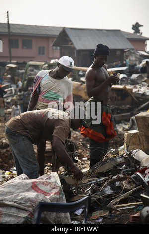 Männer auf der Suche nach nützlichen Abfälle in Olusosum-Deponie in Lagos.  Recycling ist von menschlichen Müllmännern stöbern der Deponie gemacht. Stockfoto