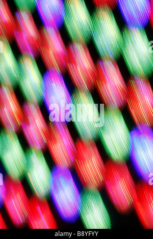 abstrakte Reihe von vielen bunten blinkenden bunten Lichterketten Panel in Diskothek Stockfoto