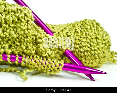 Strickende Nadeln und Garn mit Maschen gestrickt wird Stockfoto