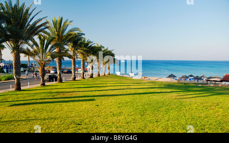 Der Rasen am Strand ist ein beliebter Treffpunkt für Touristen in Protaras, Zypern Stockfoto