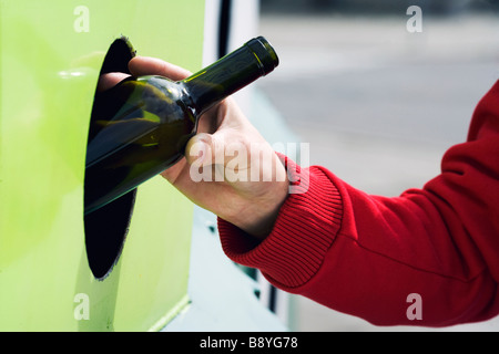 Das Recycling einer Flasche Glas Nahaufnahme. Stockfoto