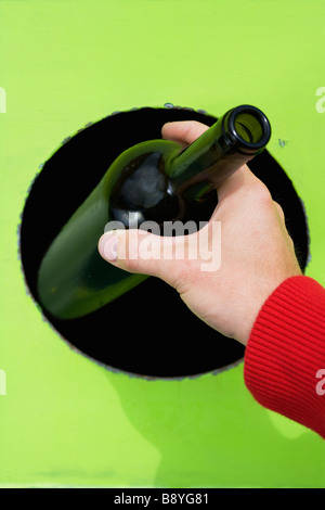 Das Recycling einer Flasche Glas Nahaufnahme. Stockfoto