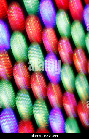 abstrakte Reihe von vielen bunten blinkenden bunten Lichterketten Panel in Diskothek Stockfoto