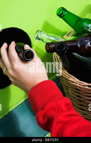 Das Recycling einer Flasche Glas Nahaufnahme. Stockfoto