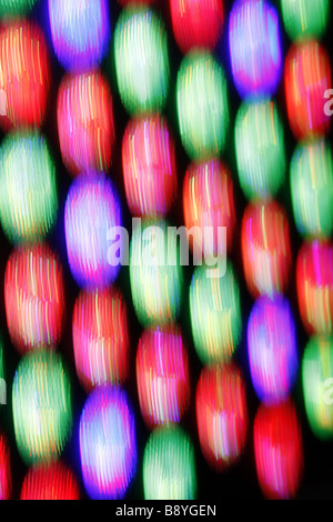 abstrakte Reihe von vielen bunten blinkenden bunten Lichterketten Panel in Diskothek Stockfoto