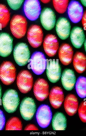 abstrakte Reihe von vielen bunten blinkenden bunten Lichterketten Panel in Diskothek Stockfoto