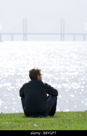 Ein Mann, Blick auf Oresundsbron Schweden. Stockfoto