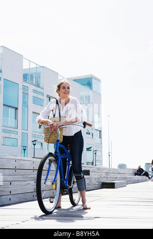 Eine Frau mit dem Fahrrad Skane Malmö Schweden. Stockfoto