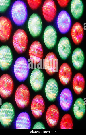 abstrakte Reihe von vielen bunten blinkenden bunten Lichterketten Panel in Diskothek Stockfoto