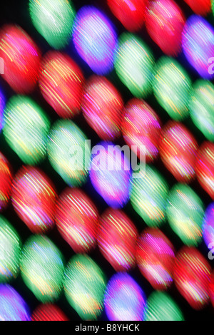 abstrakte Reihe von vielen bunten blinkenden bunten Lichterketten Panel in Diskothek Stockfoto