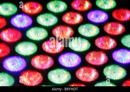 abstrakte Reihe von vielen bunten blinkenden bunten Lichterketten Panel in Diskothek Stockfoto
