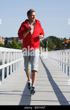 Ein Mann auf einem Steg Joggen Malmö Schweden. Stockfoto