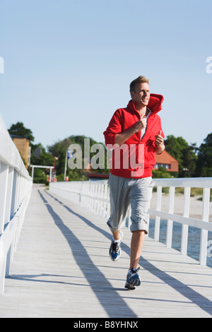 Ein Mann auf einem Steg Joggen Malmö Schweden. Stockfoto