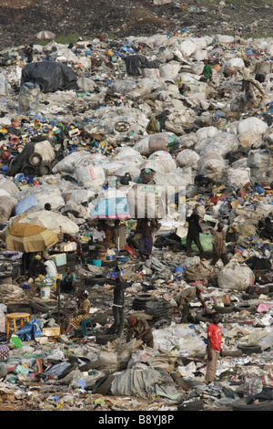 Blick auf Olusosum-Deponie, wo unzählige Menschen versuchen, ihren Lebensunterhalt sammeln Müll für das recycling. Stockfoto