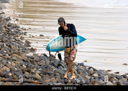 Eine Surfer verlässt die Brandung in Noosa Heads, Australien Stockfoto