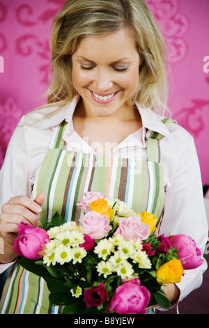 Eine blonde Frau in einem Blumenladen Schweden arbeiten. Stockfoto