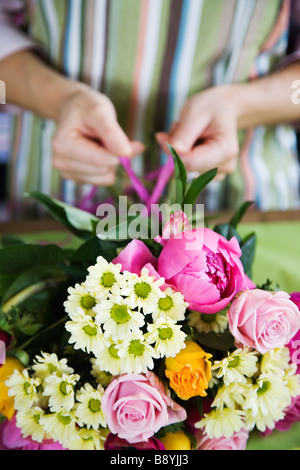 Die Hände einer Frau in einem Blumenladen Schweden arbeiten. Stockfoto